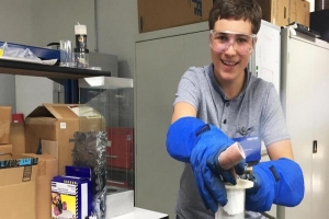 El joven irlandés que descubrió cómo eliminar el microplástico del agua